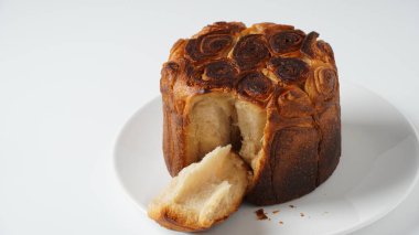 Kubaneh - Yemenli Yahudi ekmeği, brioche ekmeği - Şabat sabahı ezilmiş domates sosu ve haşlanmış yumurtayla servis edilir.