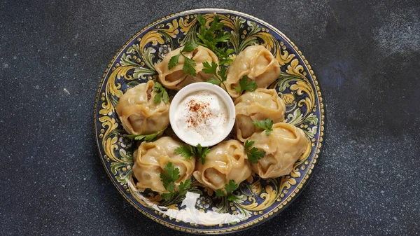 Manti Dumplings Med Malet Kött Insvept Osyrad Deg Och Kokt — Stockfoto