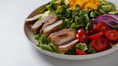 Tavuk göğlü salata, taze mango, avokado, salatalık, vişneli domates, marul. Sağlıklı gıda konsepti