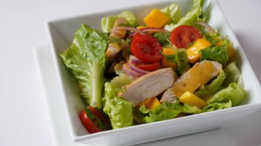 Tavuk göğlü salata, taze mango, avokado, salatalık, vişneli domates, marul. Sağlıklı gıda konsepti