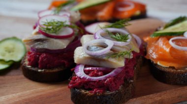 Koyu çavdar ekmeği, somon, pancar, kırmızı soğan ve turplu Danimarka sandviçi.