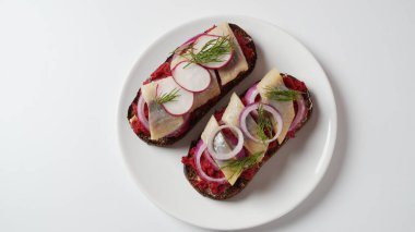 Koyu çavdar ekmeği, somon, pancar, kırmızı soğan ve turplu Danimarka sandviçi.