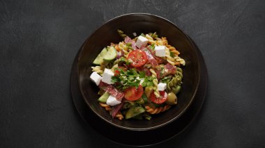 İtalyan makarna salatası, salatalık, kiraz domates, zeytin, kırmızı soğan, salam, peynir ve Rotini.