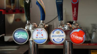 Ein-Bokek, İsrail - 6 Temmuz: bir barda veya barda metal depolama fıçılarından bira dağıtmak için bar pompaları. Barda bira şişelemek için vinçler