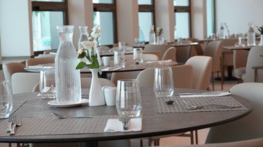 Bir otel restoranının iç tasarımı.