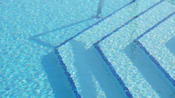 Spa Yüzme Havuzu Otelde Mavi Suyu Olan Açık Havuz Kaplıcası — Stok fotoğraf