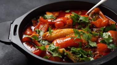 Chermoula, kırmızı biber ve korunmuş limonlu Fas balığı. Baharatlı geleneksel Fas yemekleri