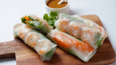 Vietnam Bahar Rolls Goi Cuon veya Nem Cuon, karides, otlar, pirinç vermicelli ve sebzelerle dolu. Kuru üzüm ve fıstık sosuyla servis edilir..