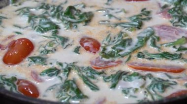 Ispanak ve vişneli domatesli tavada krema pişir..