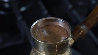 Türk kahvesini gaz ocağında kaynatıyorlar..