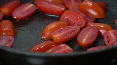 Tavada yağda kızartılmış kiraz domatesleri. Yavaş çekim