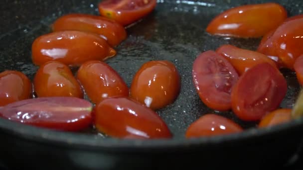 Fritar Partes Tomates Cereja Uma Panela Óleo Movimento Lento — Vídeo de Stock