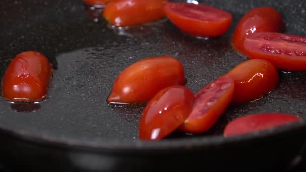 Smażenie Kawałków Pomidorów Wiśniowych Patelni Oleju Zwolniony Ruch — Wideo stockowe