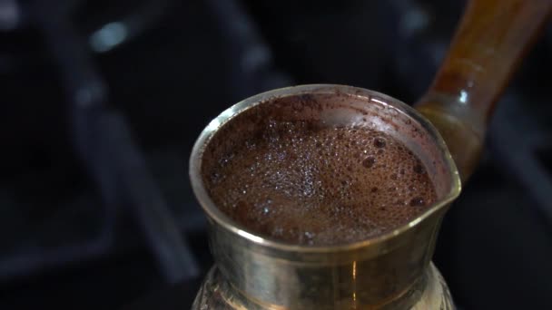 在靠近煤气炉的铜锅中沸腾土耳其咖啡 — 图库视频影像