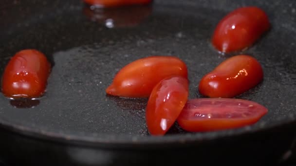 Smażenie Kawałków Pomidorów Wiśniowych Patelni Oleju Zwolniony Ruch — Wideo stockowe