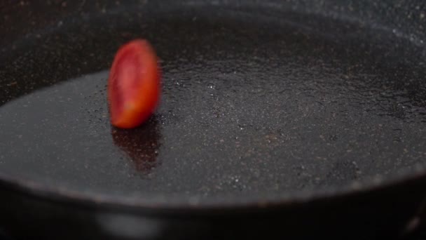 Freír Trozos Tomates Cherry Una Sartén Aceite Movimiento Lento — Vídeo de stock