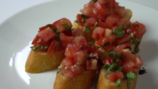 Klasyczna Kanapka Pomidorem Lub Włoska Bruschetta Pomidorem Pietruszkowym Czosnek Toście — Wideo stockowe