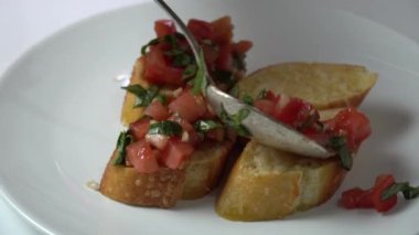 Klasik domatesli sandviç ya da maydanozlu İtalyan bruschetta, kızarmış ekmeğin üstünde sarımsak.