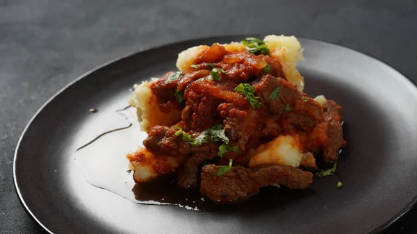 Beef Stew Tomato Sauce Spices Herbs Mashed Potatoes — Zdjęcie stockowe