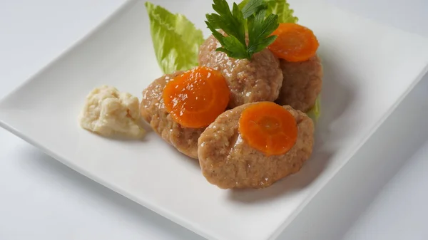Traditional Jewish Passover Food Gefilte Fish Carrots Horseradish Lettuce — Foto de Stock