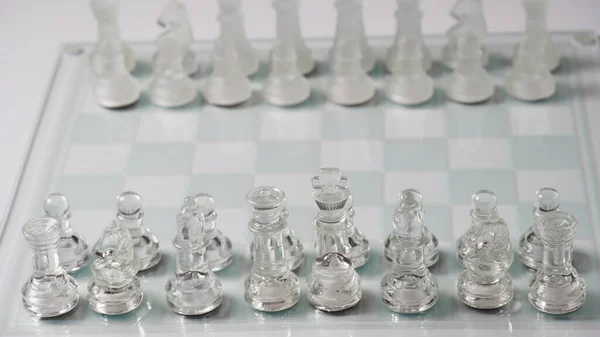 Transparent Chess Figures Starting Position Reflective Chess Board Chess Board — Foto Stock