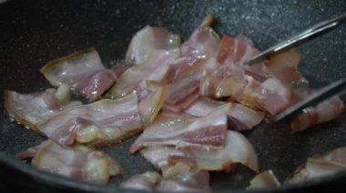 Tavada kızarmış domuz pastırması. Kapat.