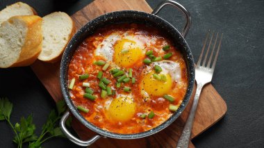 Shakshouka, domates sosunda haşlanmış yumurta, zeytin yağı, biber, soğan ve sarımsak, Akdeniz mutfağı