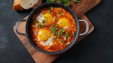 Shakshouka, domates sosunda haşlanmış yumurta, zeytin yağı, biber, soğan ve sarımsak, Akdeniz mutfağı