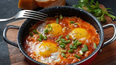 Shakshouka, domates sosunda haşlanmış yumurta, zeytin yağı, biber, soğan ve sarımsak, Akdeniz mutfağı