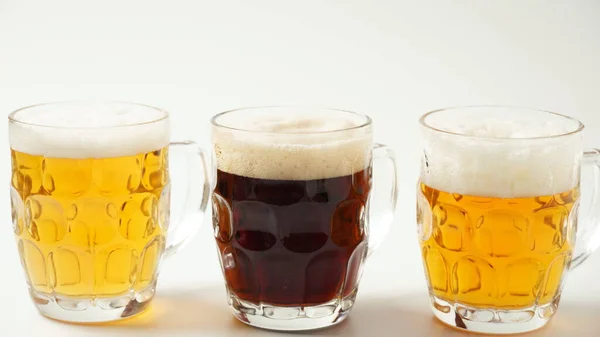 Três Canecas Cerveja Sabor Diferente Luz Escuro Vermelho — Fotografia de Stock