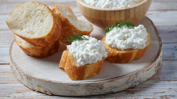 Queijo Casa Campo Uma Tigela Fundo Madeira Dieta Conceito Alimentação — Fotografia de Stock