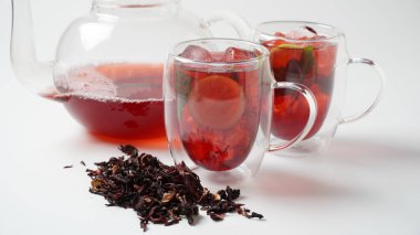 Hibiscus soğuk çay. Buzlu ve limonlu.