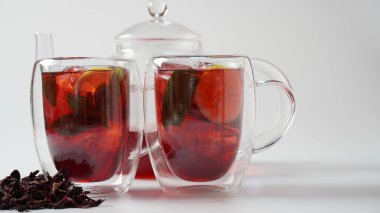 Hibiscus soğuk çay. Buzlu ve limonlu.