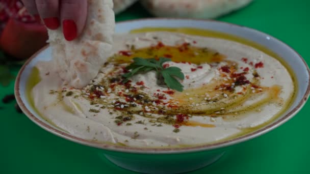 Mencelupkan Sepotong Roti Pita Dalam Semangkuk Hummus Dengan Minyak Zaitun — Stok Video