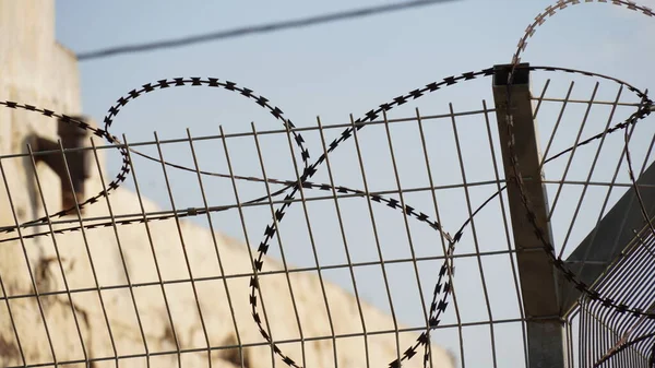 鉄条網だ 防御柵の一部だ 有刺鉄線柵の閉鎖 私有財産の保護 — ストック写真