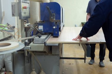 Dairesel testere ile odun kesme işlemi. Mobilya detaylarının üretimi için tahta kesme makinesi ve parçacık tahtası veya yonga