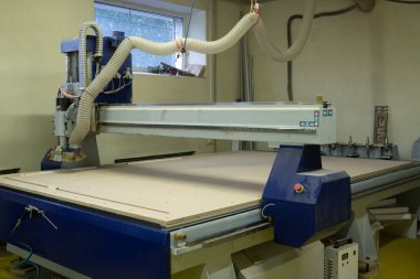 Ahşap kesme makinesi ve parçacık tahtası veya mobilya detaylarını üretmek için yonga makinesi. Modern otomatik ahşap işçiliği makinesi