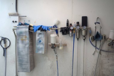 Boyama için endüstriyel ekipman araçları. Ahşap mobilya fabrikasından boyalı ahşap ürünler.