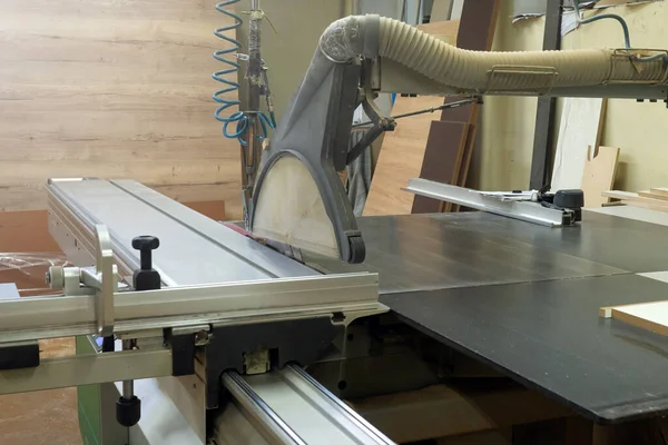 Machines voor het snijden van hout MDF en spaanplaat of spaanplaat voor de vervaardiging van details van meubels. Moderne automatische houtbewerkingsmachine — Stockfoto