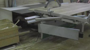 Joiner bir yonga tahtası kesiyor. Daire testereli ahşap çalışma makinesi. Mobilya üretimi