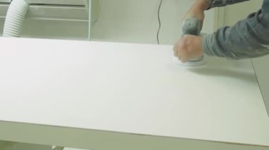 Mobilya cephesinin parçalarını öğütme süreci. Mobilya detaylarını ve cephelerini cilaladım. mobilya üretimi.