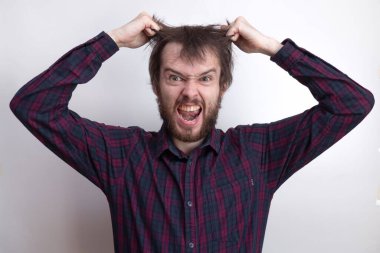 Saç kesiminden önce uzun saçlı, tüylü, sakallı, genç bir adam.