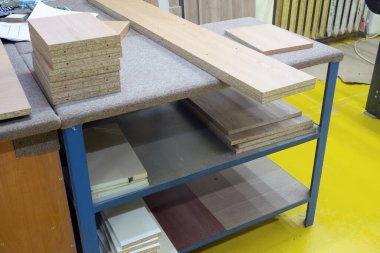 Çizgili tahta üretim dolabı mobilyaları için malzemeler. Mobilya üretimi