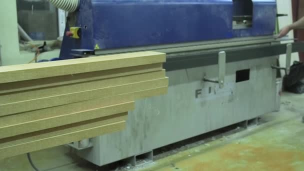 Limning proces materiale til bestyrelsen spånplader kanter. Plastic pre limet kant banding tape til møbler produktion indretning og reparation. – Stock-video