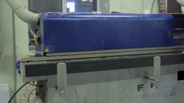 Incollaggio materiale di processo per bordi truciolare bordo bordo. Nastro adesivo preincollato in plastica per arredamento e riparazione di mobili. — Video Stock