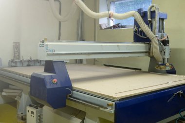 Ahşap kesme makinesi ve parçacık tahtası veya mobilya detaylarını üretmek için yonga makinesi. Modern otomatik ahşap işçiliği makinesi