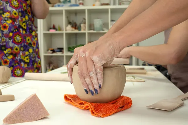 Kvinna hand keramik gör lera kopp i keramik verkstad studio. Process för att skapa keramiska mugg. Handgjort, hobbykonst och hantverkskoncept — Stockfoto