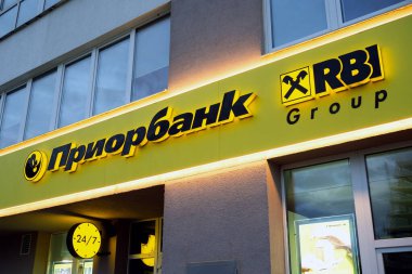 Minsk, BELARUS - 26 Ağustos 2021: Raiffeisen Priorbank Grubu 'nun idari binası. Bankacılık Endüstrisi. Finansal hizmetler