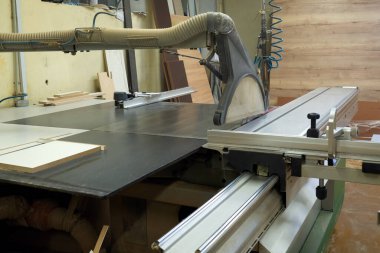 Ahşap kesme makinesi ve parçacık tahtası veya mobilya detaylarını üretmek için yonga makinesi. Modern otomatik ahşap işçiliği makinesi