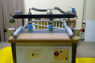 Mobilya endüstrisinde modern otomatik ahşap sondaj makinesi. Mobilya detaylarının üretimi için tahta kesme makinesi ve parçacık tahtası veya yonga